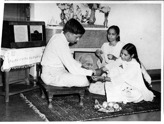 Raksha Bandhan: When Rabindranath Tagore Turned a Thread into a Bond of Bengal
